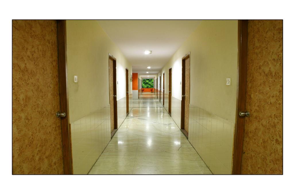 Hotel Suriya International Ченай Екстериор снимка