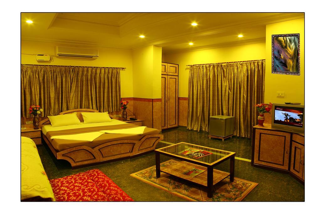 Hotel Suriya International Ченай Екстериор снимка